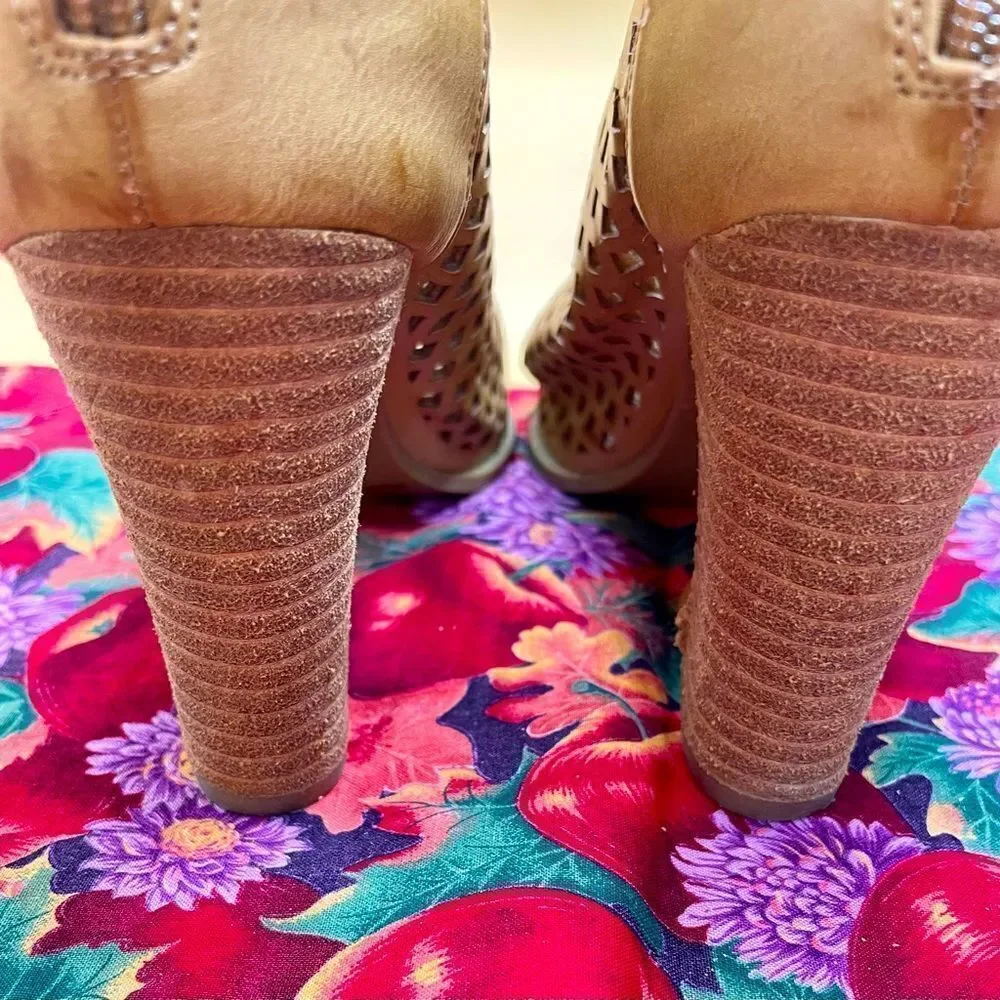 REPORT Heels l Leather Ankle Shoes l Peep Toe l Stack 3 1/2” Heel l size 8 EUC